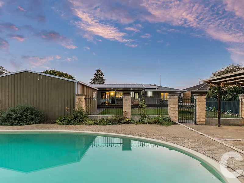 POWERED WORKSHOP / SWIMMING POOL / RENOVATED / 893m2 BLOCK!!