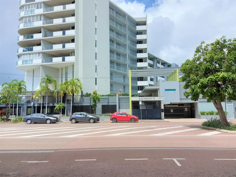 Beautiful 3 Bedroom  2 Bath  2 carparks with top deck selling now