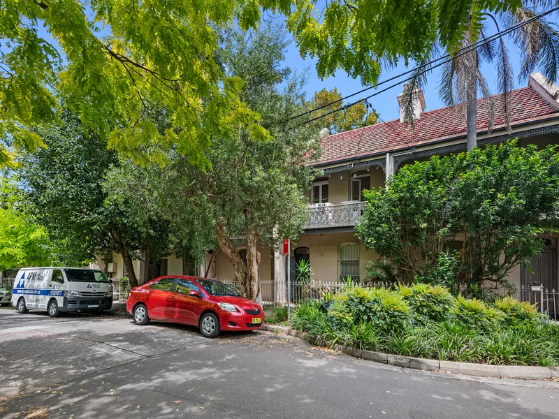LARGE 4 BEDROOM TERRACE IN SURRY HILLS WITH OFF STREET PARKING