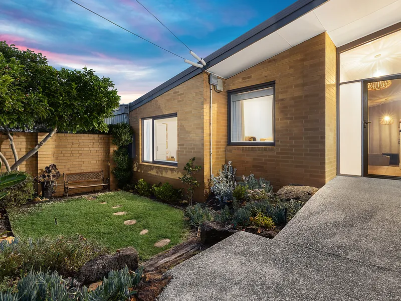 Mid-Century Comfort, Brilliant Bayside Lifestyle