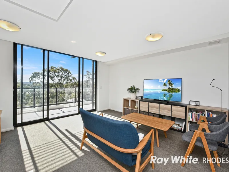 Boutique One Bedroom Plus Study With Valley Views!