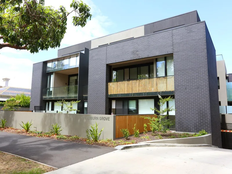 Near new, ideally located apartment 