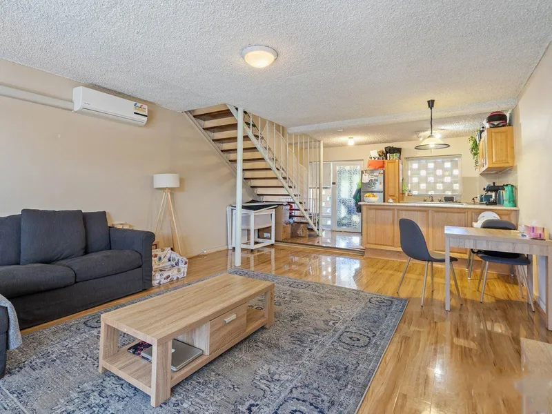 SPACIOUS 2X1 TOWNHOUSE IN PREMIER RIVERSIDE LOCALE