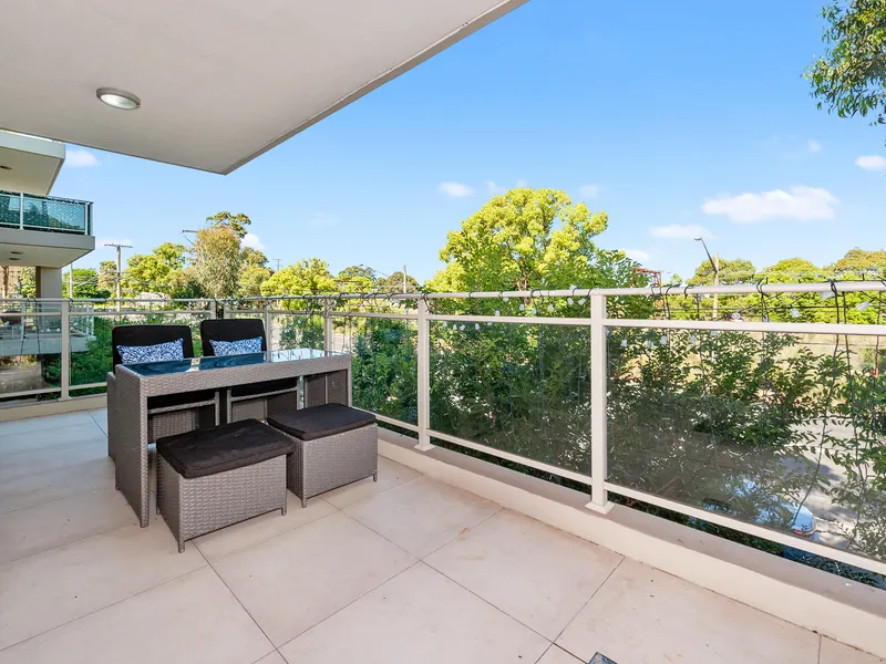 Over sized  modern 2 bedroom apartment in great location