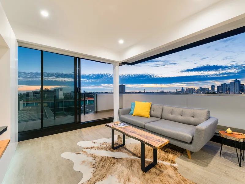 Premium Penthouse – City, Bay and Lake Views