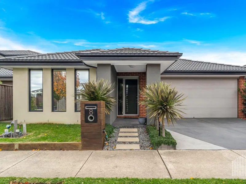 MODERN FAMILY HOME WITH ALFESCRO!