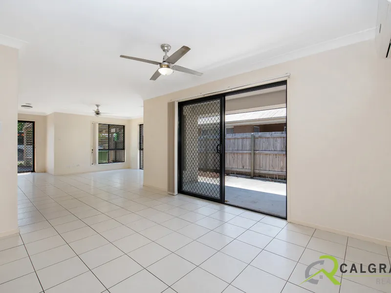 Modern Duplex Unit– READY TO MOVE IN ! 3 Bedrooms, Master with A/C, Ensuite & WIR, Separate lounge & dining, Covered Entertainment