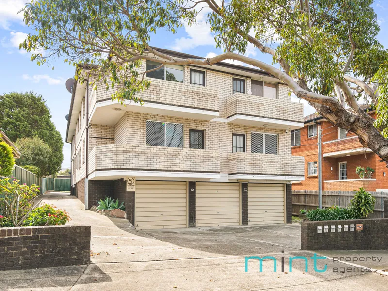 Stunning Apartment With Lock Up Garage