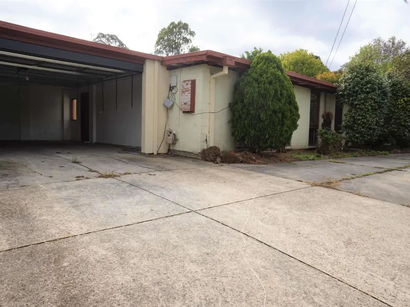 Family Home with Additional Bungalow