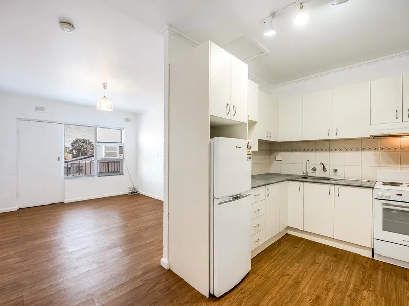Freshly painted one bedroom unit in between King William and Unley Roads!