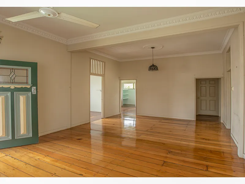 RENOVATED 4 BEDROOM HOME. 911m2 HUGE ALLOTMENT. $320,000.