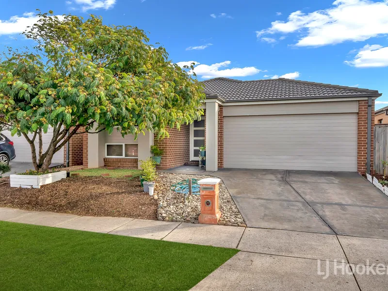 LjHooker City Residential proudly presents 10 Warunda Parade - a spacious 4-bedroom family home in Point Cook's beautiful Saltwater Coast Estate! 