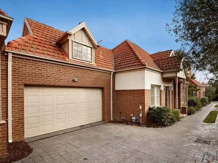 This double storey townhouse is located in a quiet, tree lined street