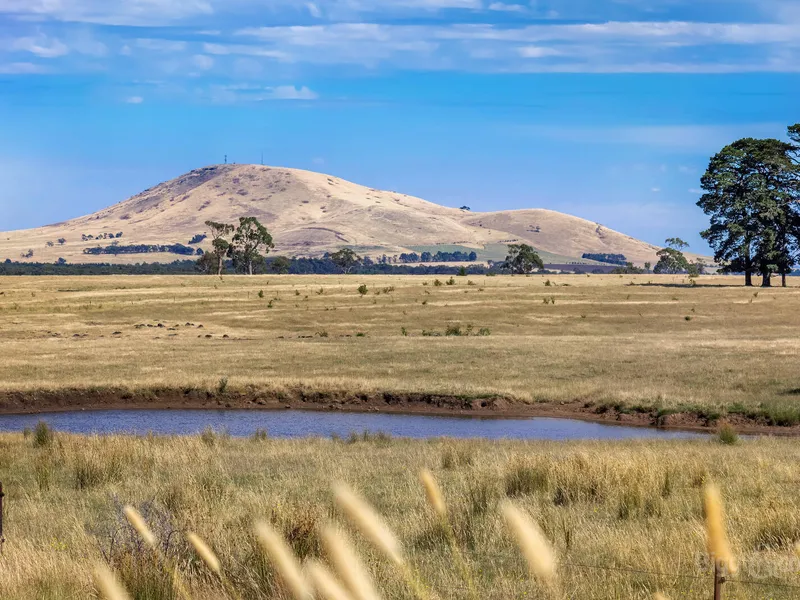 45 Acres with Panoramic Rural Views, Planning Permit, 10 Minutes from Daylesford