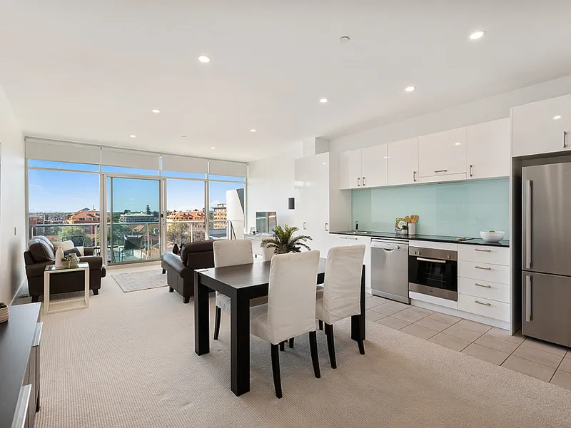 Stylish North Facing Apartment With Views To Die For!