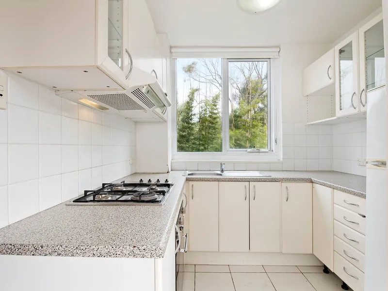 1 bedroom apartment with lock up garage