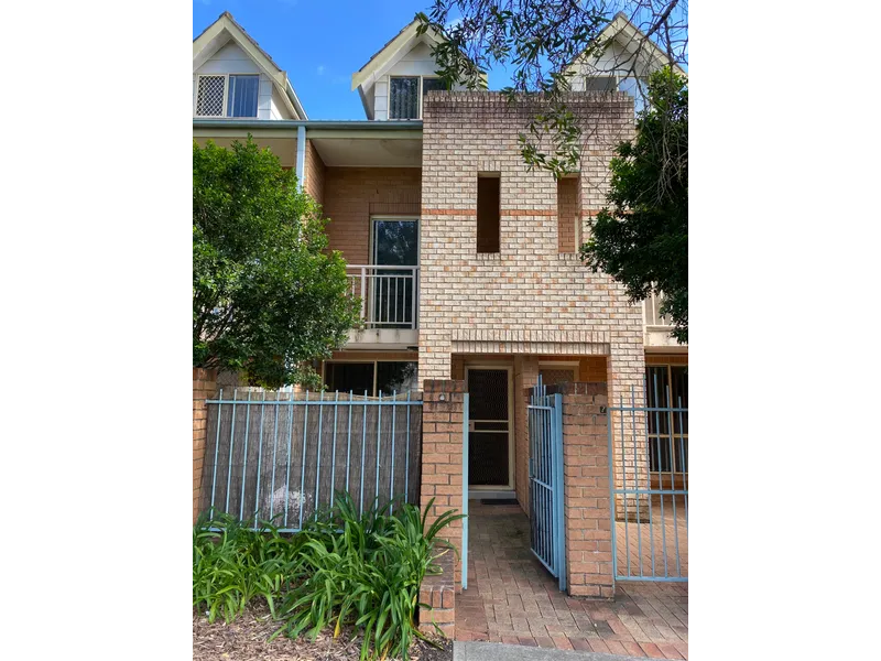 GREAT LOCATION 3 B/R TOWNHOUSE. WALK TO STATION SHOPS  