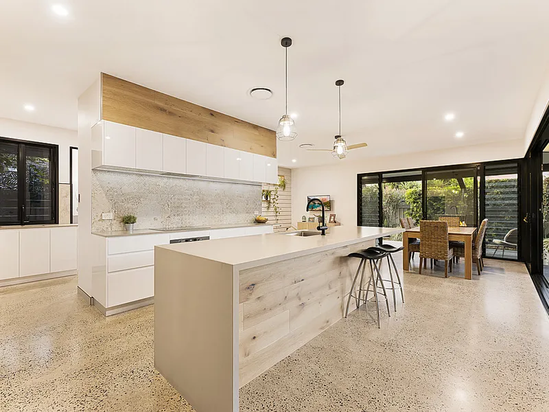 Elegant Entertainer, Dressed to Impress!