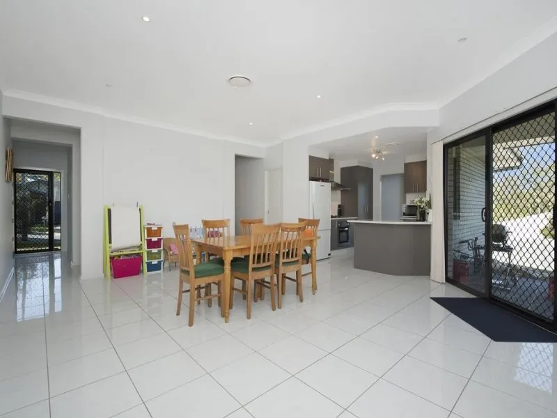 Lovely 4 brm home with Ducted Aircon in Woodland Estate