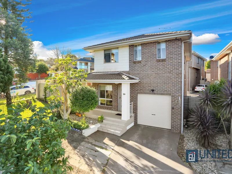 Free Standing Townhouse - Walk to Station!