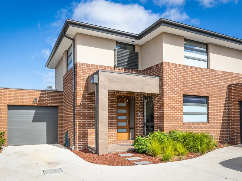 CONTEMPORARY TOWNHOUSE IN HEART OF MULGRAVE