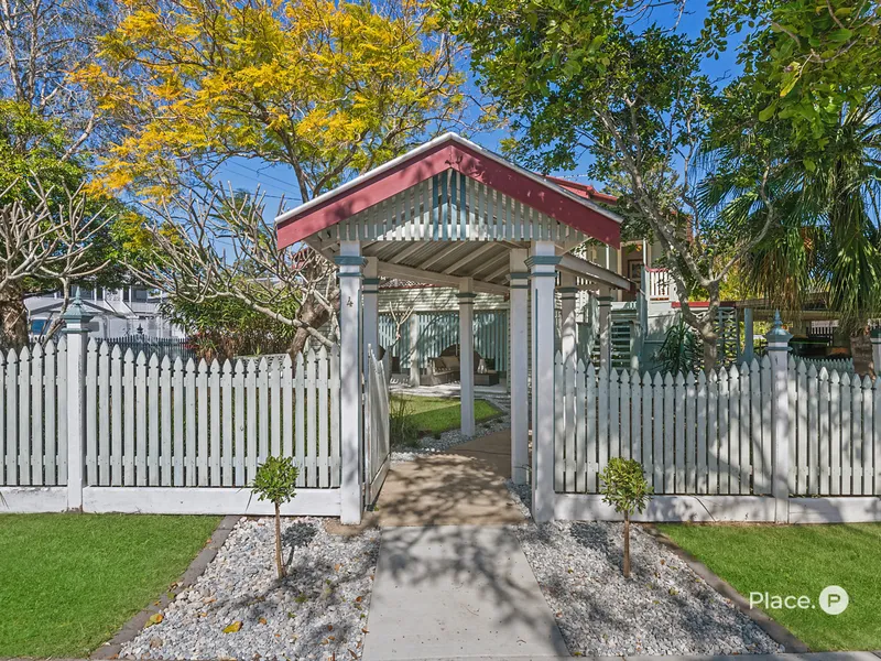 A Grand Queenslander on a Massive 810M2 Corner Block