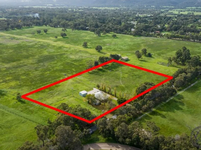 Farmhouse on 5 acres – Stunning Serpentine!