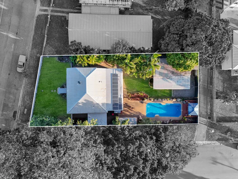 Character Queenslander with 5 Beds, a Pool + a Shed on 966m2!