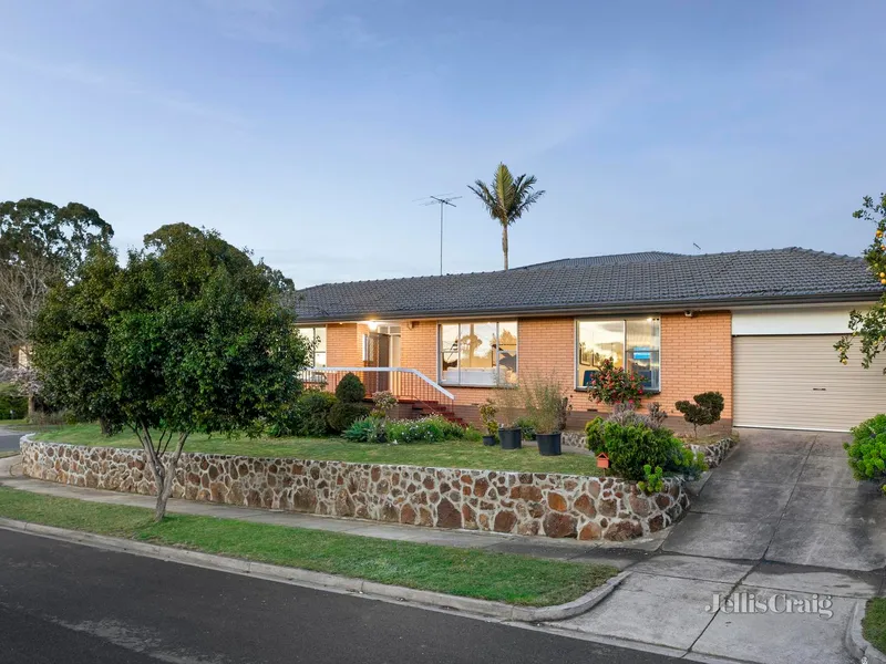 High side, double frontage home, zoned to Beverley Hills PS