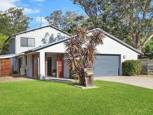 LARGE FAMILY HOME IN OUTSTANDING LOCATION! * PETS ON APPLICATION*