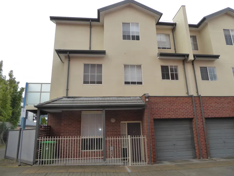 Large three-bedroom townhouse close to Highpoint