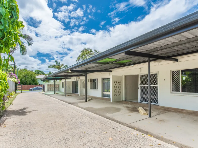 Unfurnished 2 bedroom unit in small complex located close to CBD and Esplanade!