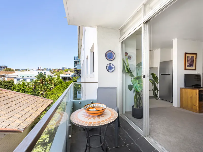 Sun-Filled Beachside Sanctuary In The Heart Of Bondi, Steps To the Sand