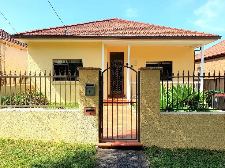 Modern House 4 Bedrooms with Large Office/Games Room