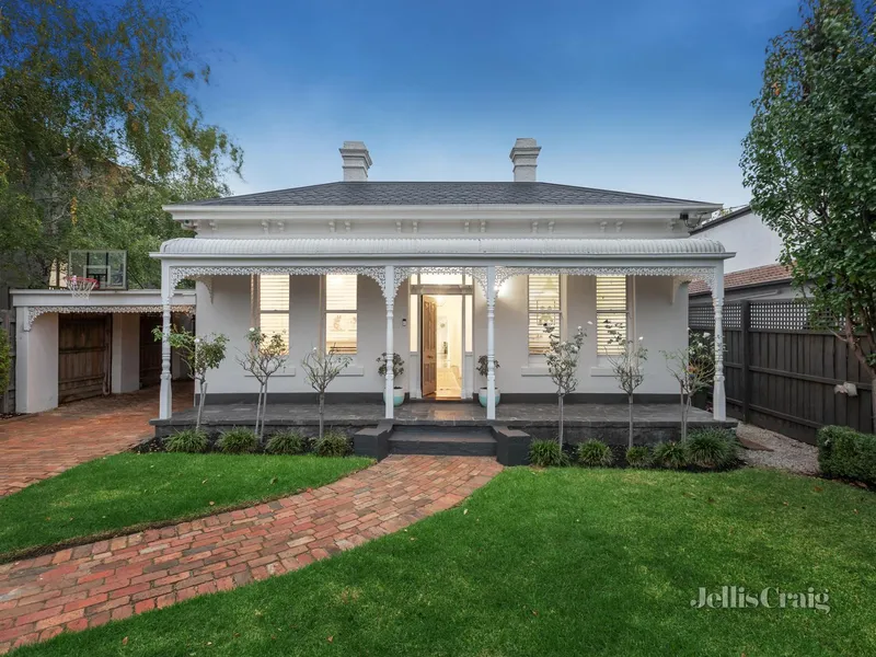 Elegant Victorian family villa, excellent lifestyle location