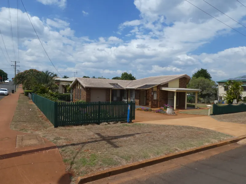 MODERN LOWSET IN TOWN