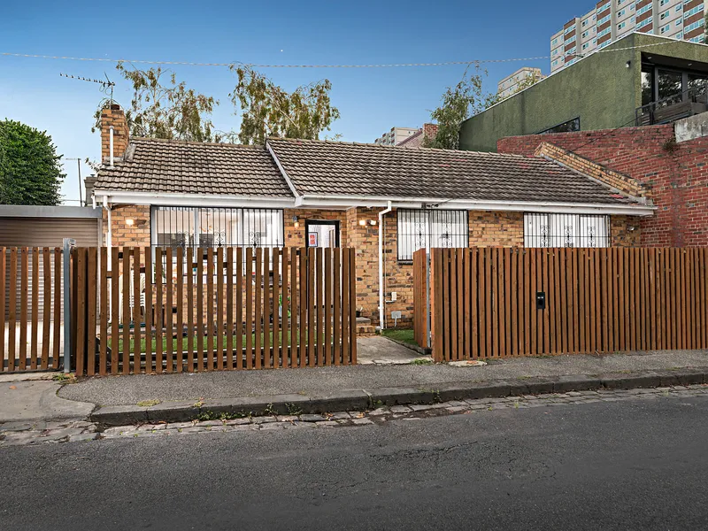 Spacious & stylishly renovated in central Fitzroy