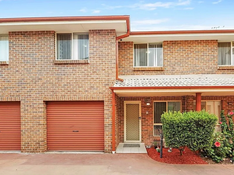 Spacious townhouse - Walk to Quakers Hill Station!