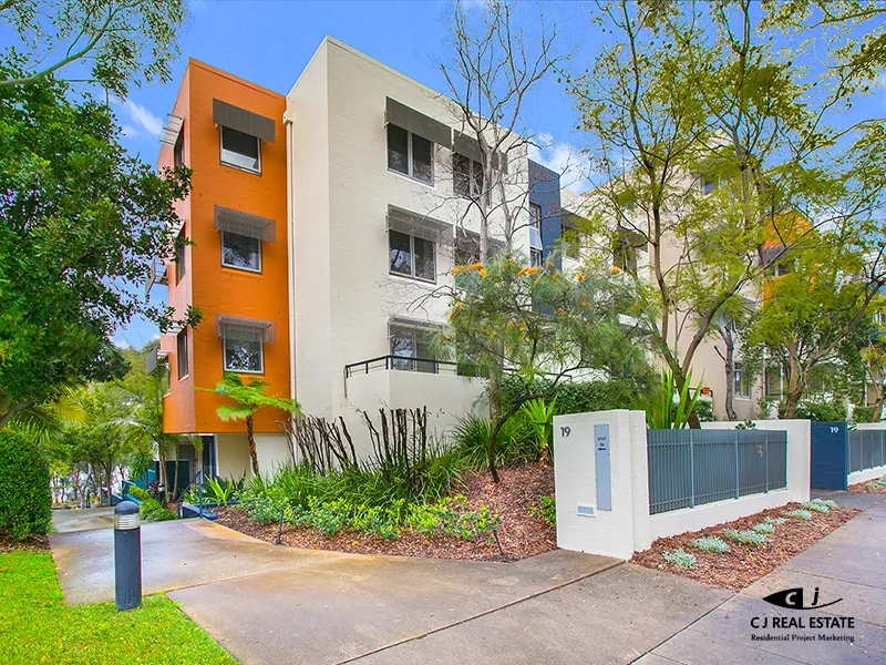 Spacious Unit of Tranquillity and Convenience in Corner Position