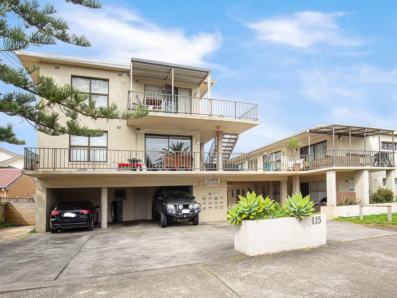 BEACHFRONT APARTMENT IN BOTIQUE BLOCK