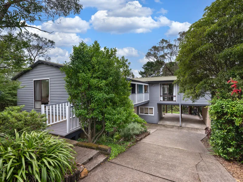WELL APPOINTED & RENOVATED FAMILY HOME WITHIN THIS MID MOUNTAINS LOCATION!