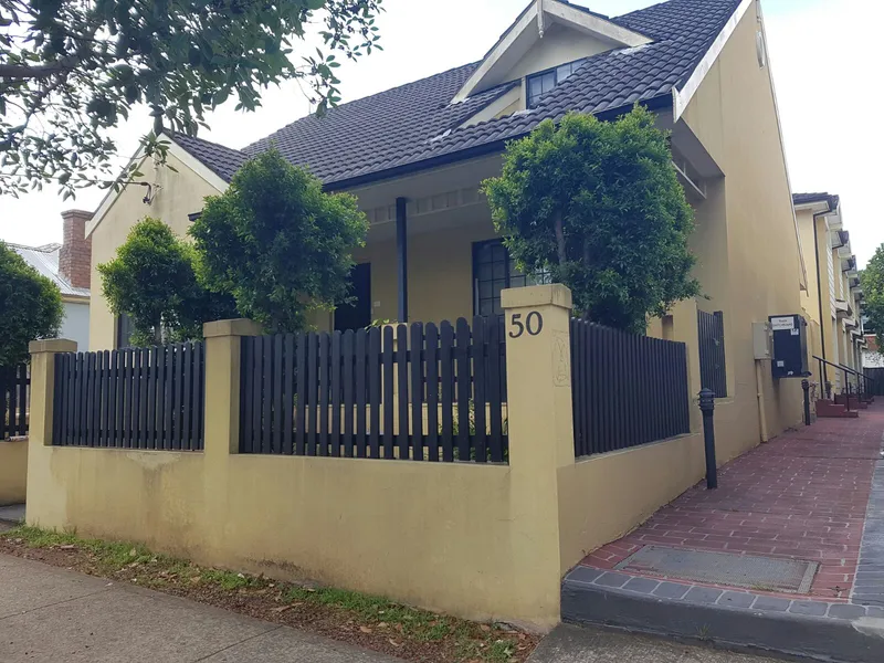 Modern Townhouse with gas cooking!