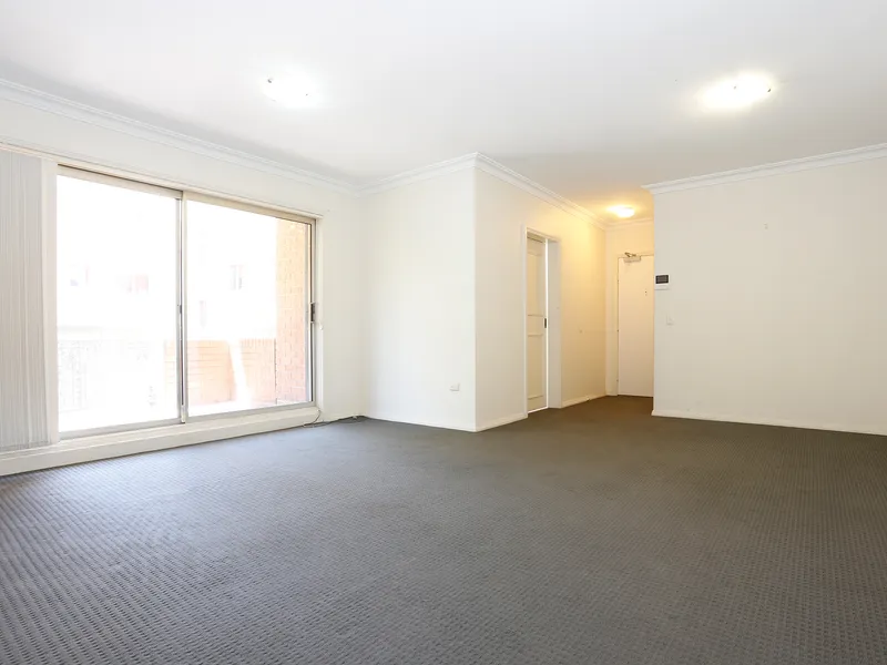 Tranquil apartment on beautiful tree lined street