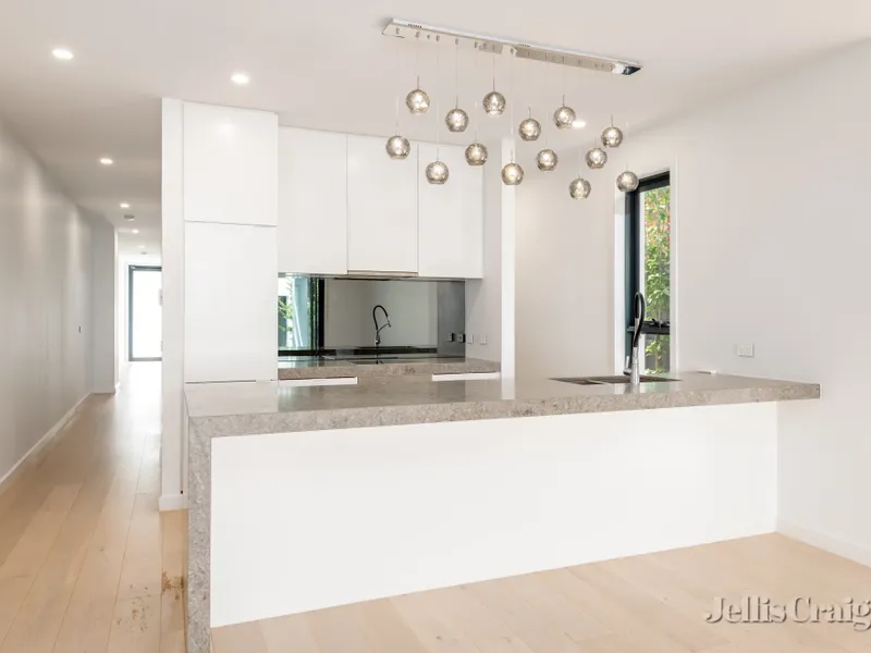 Four Bedroom Townhouse In The Heart Of Brunswick