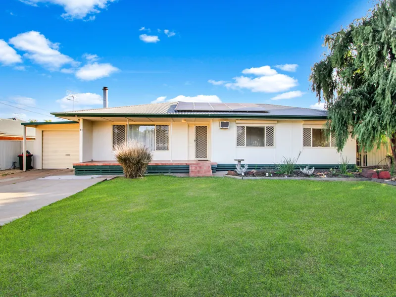 Three-bed home with all the trimmings - granny flat, double-bay shed and spa!