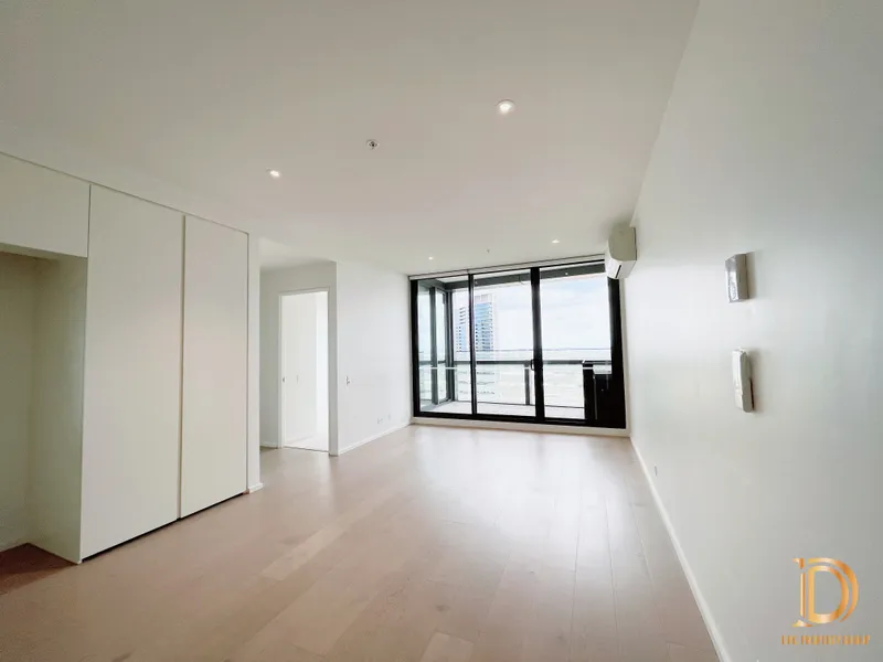 Spacious Lake View 2 Bed 1 Bath Apartment in Docklands!!