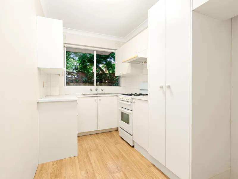 CENTRAL LOCATION IN PRIVATE LEAFY SURROUNDS
