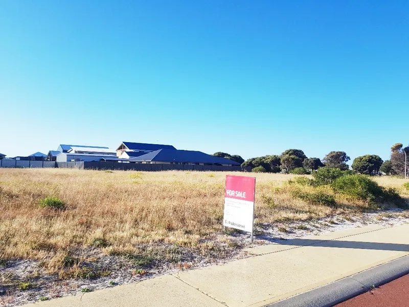 PRIME LOCATION - 2 BLOCKS FROM FORESHORE RESERVE