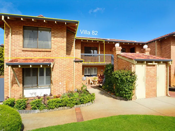 Light and bright upstairs villa overlooking the park!