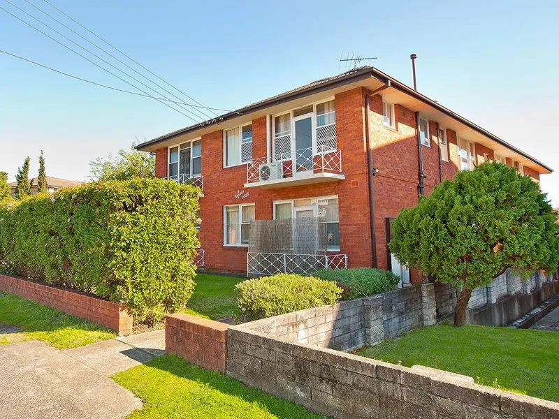 CONVENIENT LOCATION CLOSE TO RIVER SHOPS AND LOCAL FACILITIES